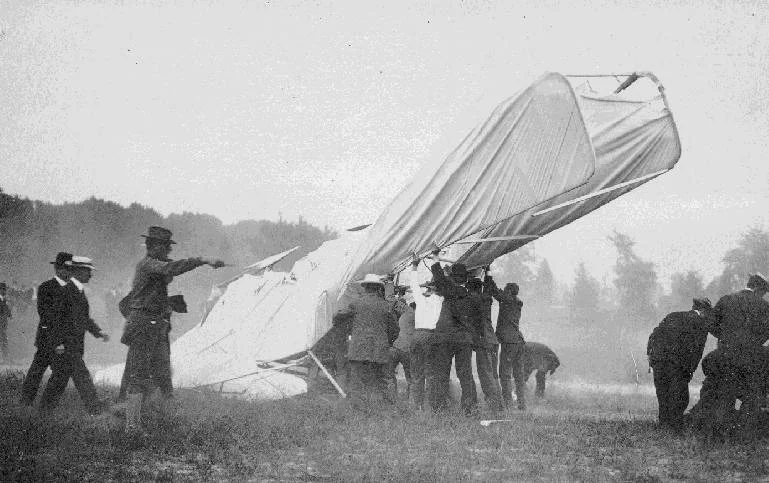 Orville Wright i Thomas Selfridge ranni w wyniku wypadku samolotu.