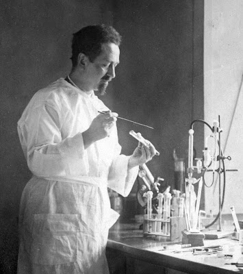 Rudolf Weigl opracował pierwszą szczepionkę przeciwko tyfusowi.