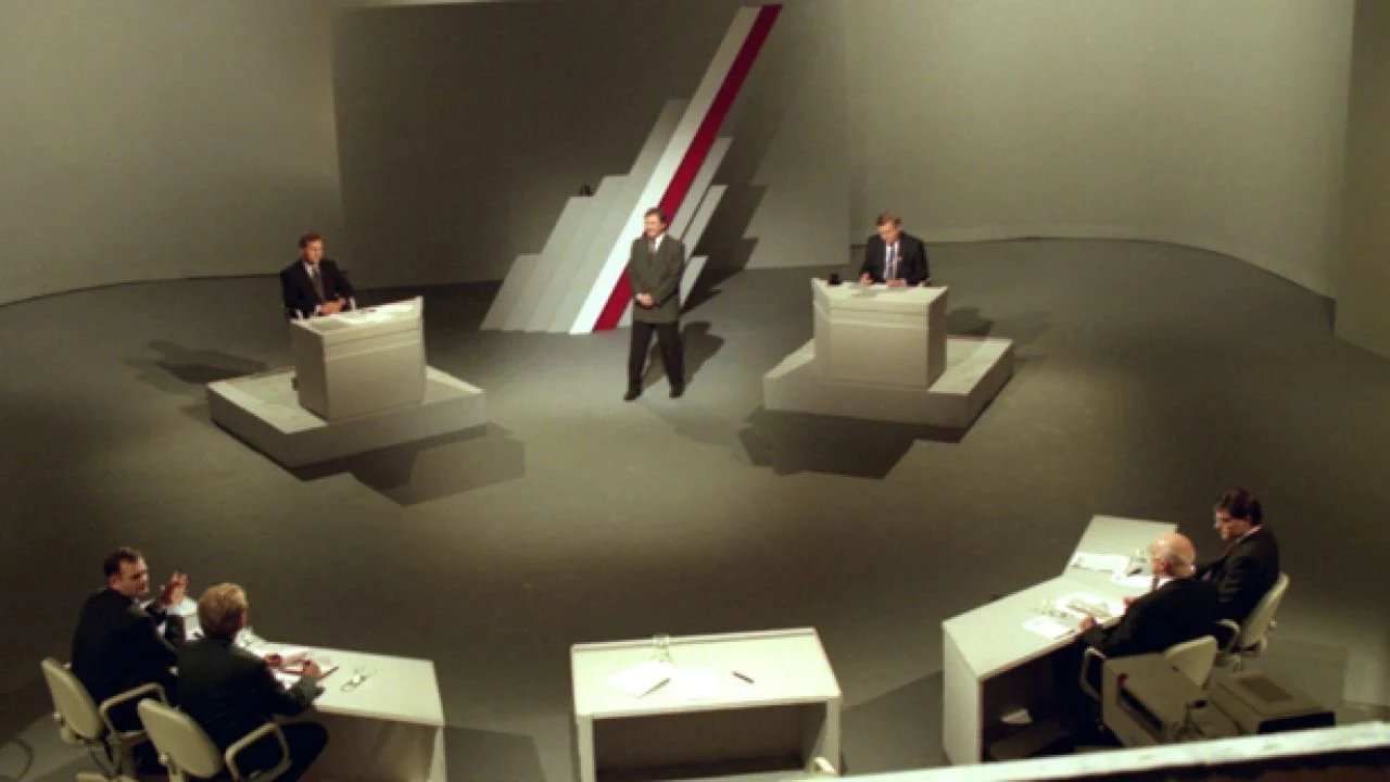 Lech Wałęsa i Aleksander Kwaśniewski podczas pierwszej w Polsce telewizyjnej debaty w związku z wyborami prezydenckimi w 1995 roku.