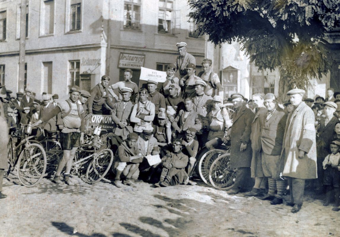 W pierwszym Tour de Pologne w 1928 roku udział wzięło 71 kolarzy a cały wyścig ukończyło 43 zawodników
