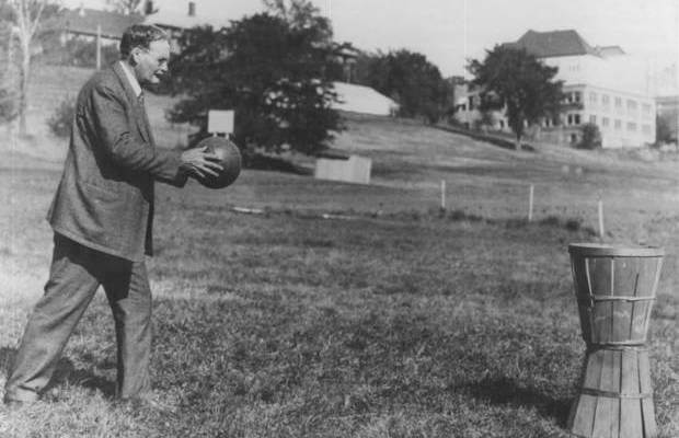 Krótka historia koszykówki James Naismith i kosze na brzoskwinie to początek powstania koszykówki.