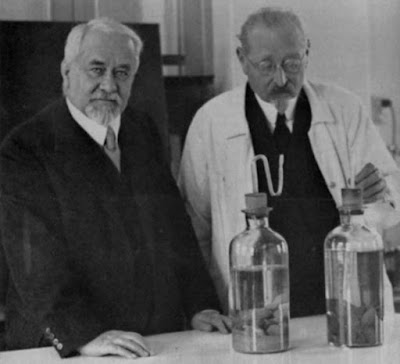 Francuzi Albert Calmette i Camille Guerin opracowali szczepionkę przeciwko gruźlicy.