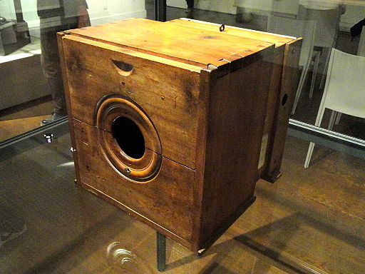 Nicéphore Niépce przy tworzeniu pierwszego zdjęcia w historii używał camera obscura.