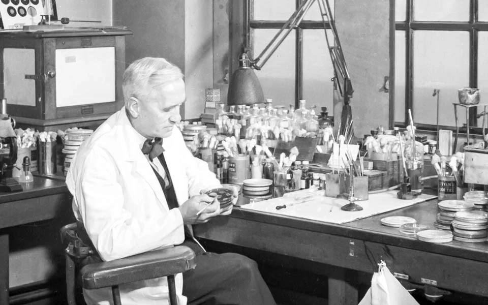 Przypadkowe odkrycia i wynalazki, które zmieniły świat Alexander Fleming, przypadkowy odkrywca penicyliny, podczas pracy w swoim laboratorium