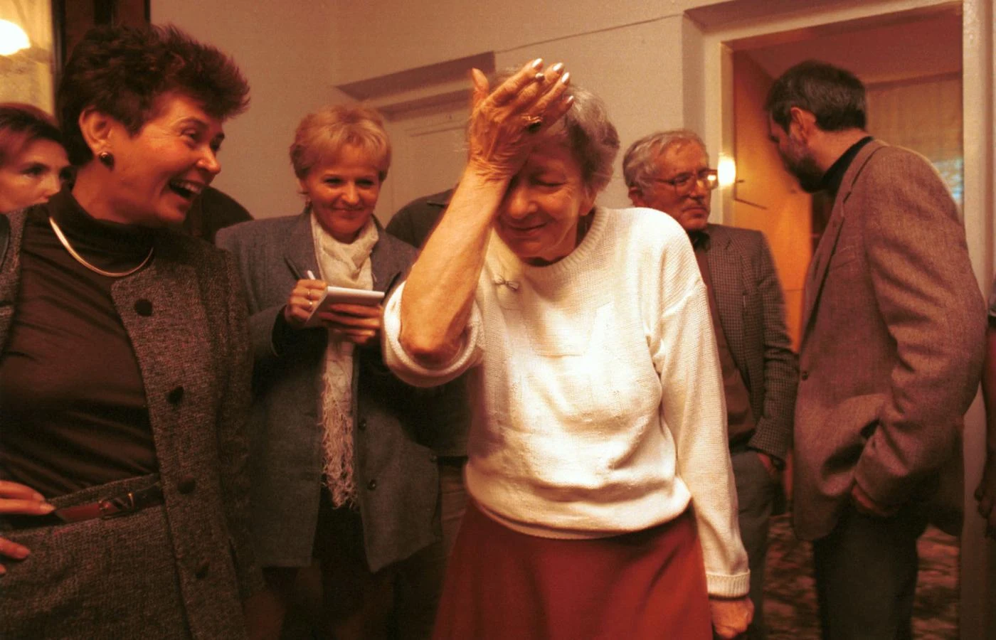 Wisława Szymborska zostaje zaskoczona informacją o przyznaniu Nagrody Nobla Ciekawostki o Szymborskiej - Wisława Szymborska otoczona przez dziennikarzy po informacji o Nagrodzie Nobla